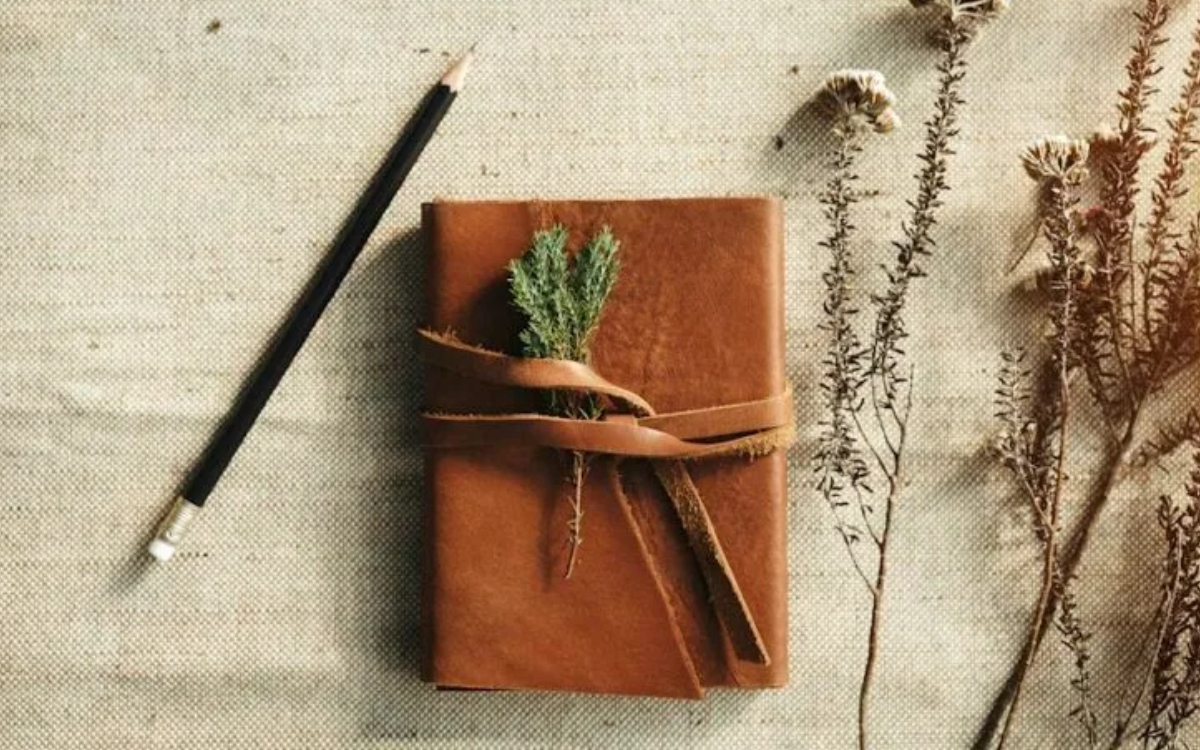 Sustainable vegan-leather corporate gifting for startups